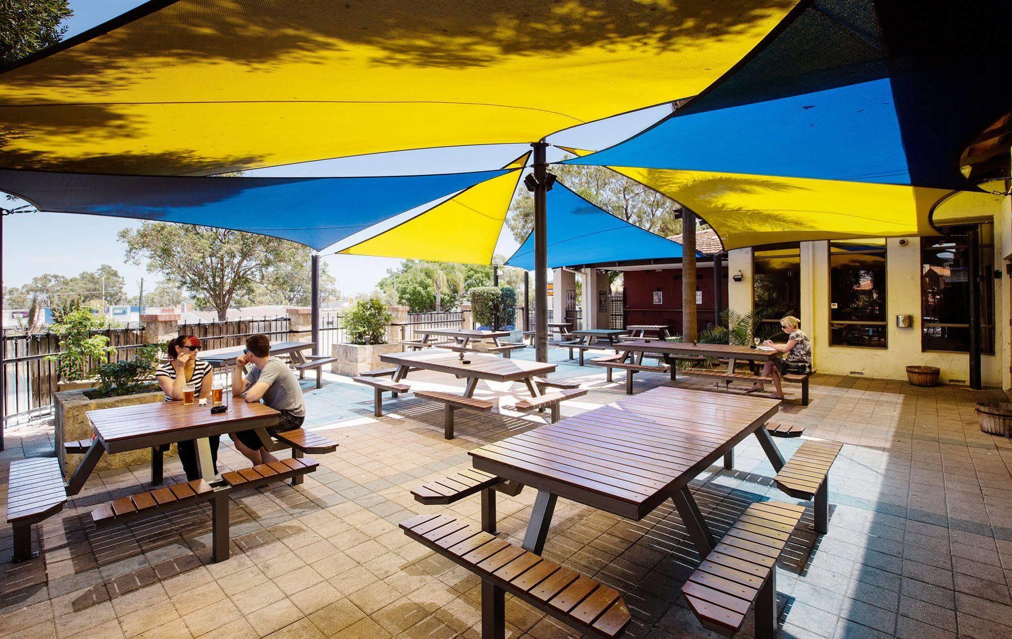 Nightcap At Wanneroo Tavern Exterior foto